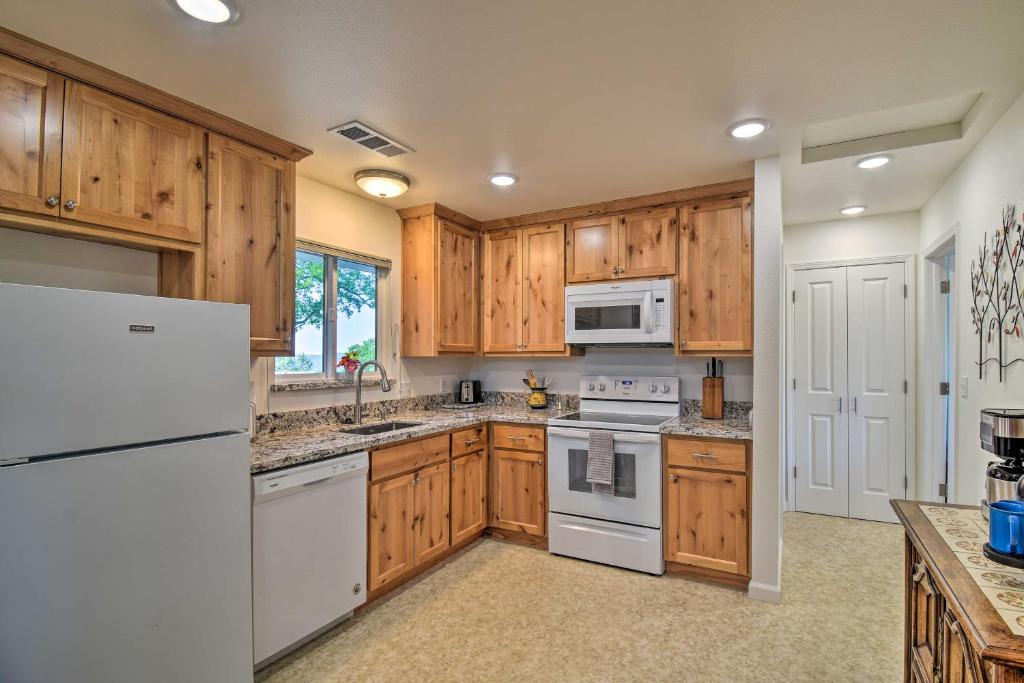 Stunning Treetop Villa - 1 Mi to Mariposa! - image 7