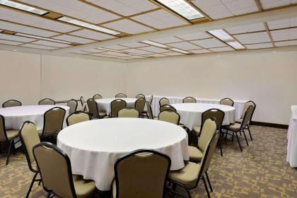 Ramada by Wyndham Marquette - image 10