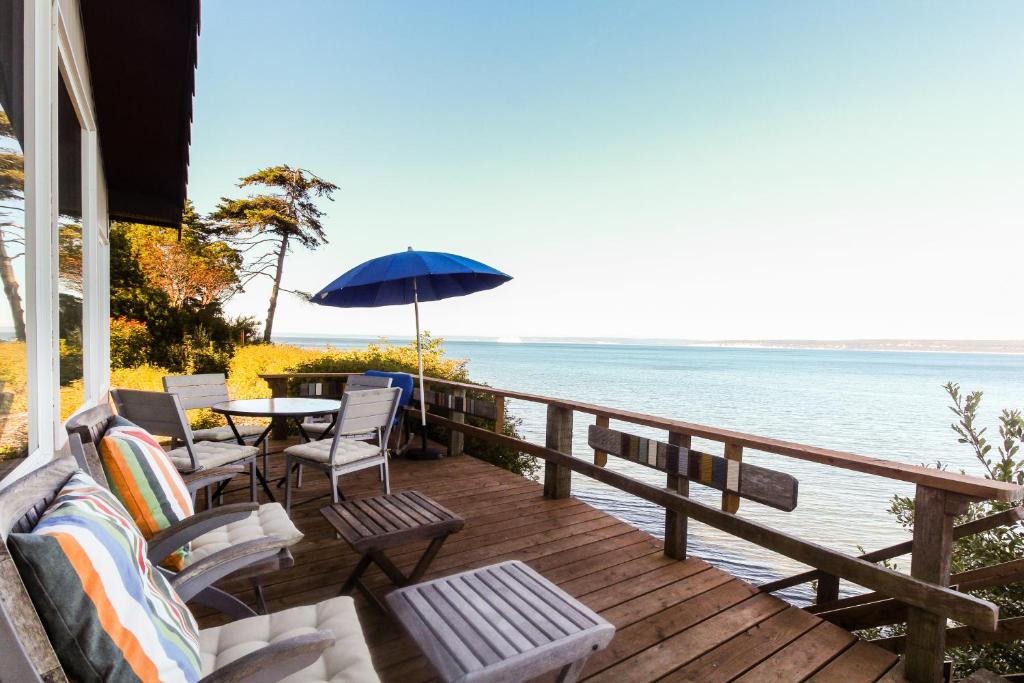 The Artists' Beachhouse - main image