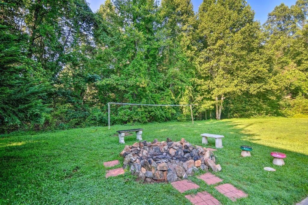 7-Acre Home with Mountain Views - 16 Mi to Asheville - image 4