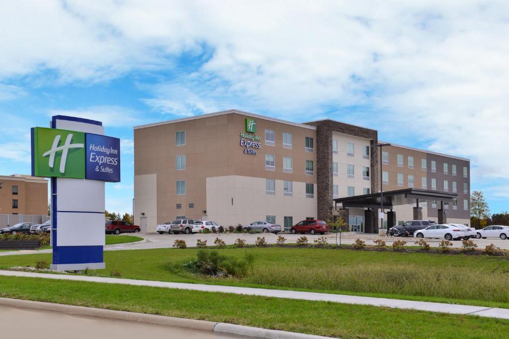 Holiday Inn Express & Suites - Marshalltown an IHG Hotel - main image