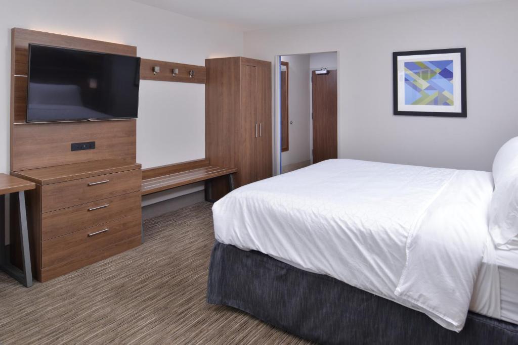 Holiday Inn Express & Suites - Marshalltown an IHG Hotel - image 7