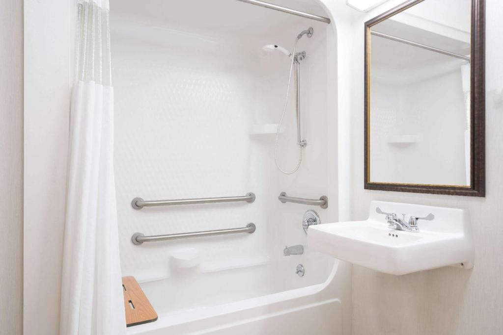 Baymont by Wyndham Marshfield - image 5