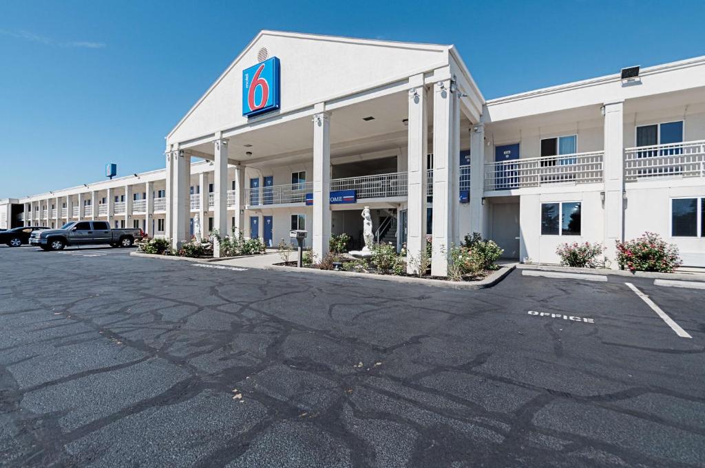 Motel 6-Martinsburg WV - main image