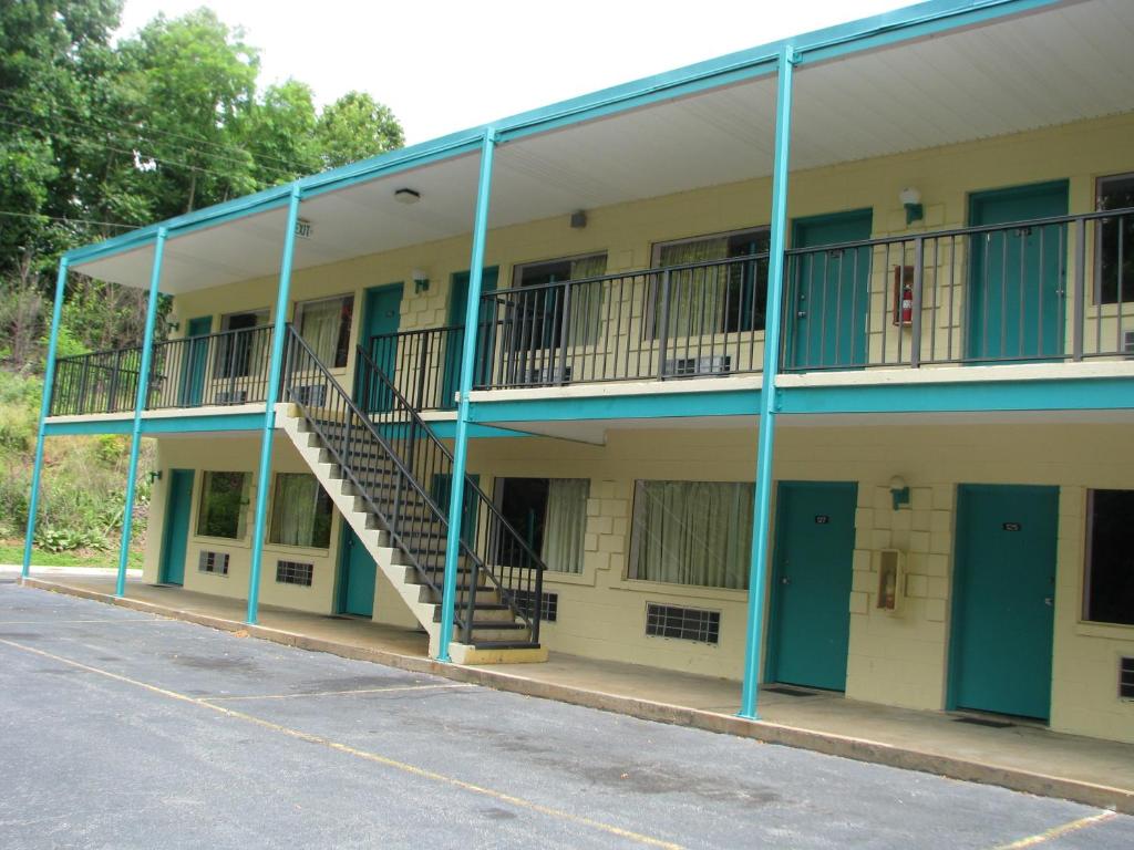 Deluxe Inn - image 2