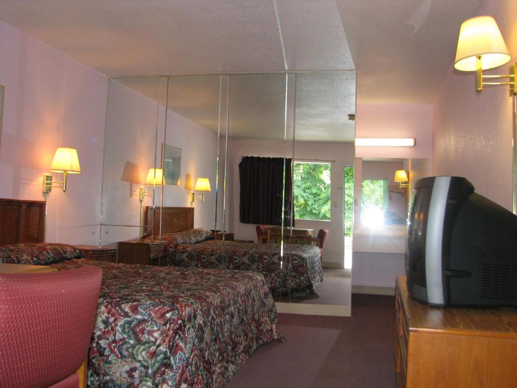 Deluxe Inn - image 7