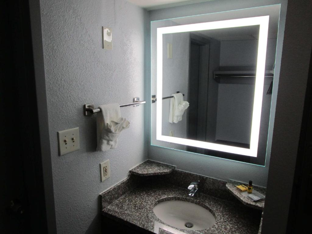 Best Western Plus St. Louis West-Westport - image 3