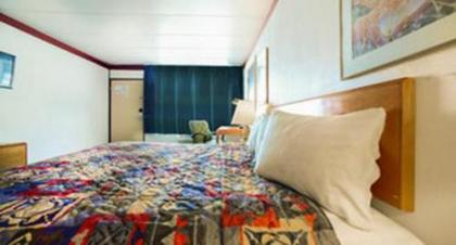 Rodeway Inn - image 13