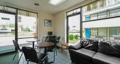 Rodeway Inn - image 15