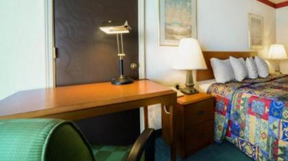 Rodeway Inn - image 9
