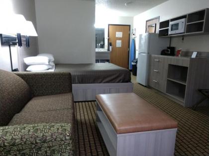 Bearcat Inn and Suites - image 12