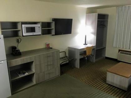 Bearcat Inn and Suites - image 14