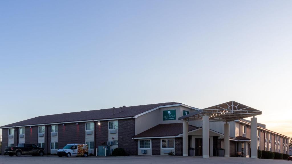 Bearcat Inn and Suites - image 4