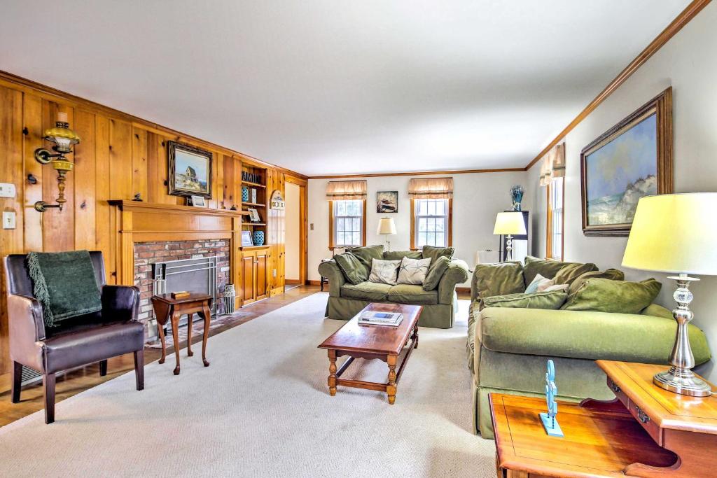 Family Home with Beach Gear and BBQ Walk to Shore - image 4