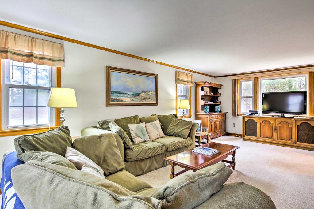 Family Home with Beach Gear and BBQ Walk to Shore - image 5