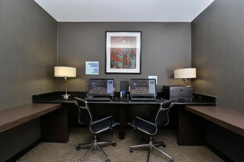 Holiday Inn Express Kennedy Airport - image 2