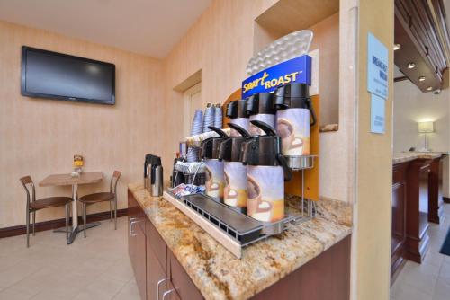Holiday Inn Express LaGuardia Airport an IHG Hotel - main image