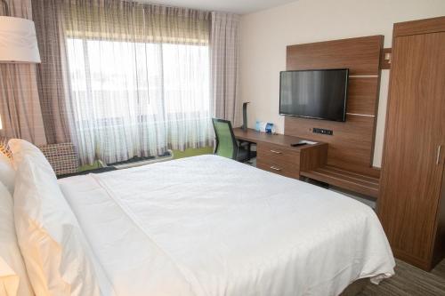 Holiday Inn Express LaGuardia Airport an IHG Hotel - image 3