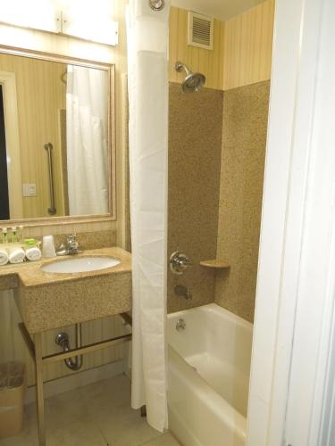 Holiday Inn Express LaGuardia Airport an IHG Hotel - image 5