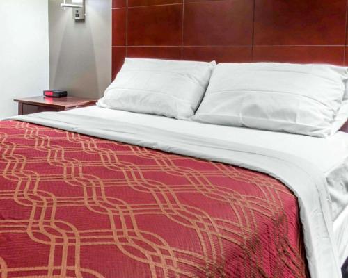 Econo Lodge South Ozone Park - image 2