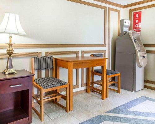 Econo Lodge South Ozone Park - image 3