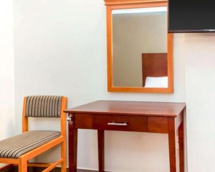 Econo Lodge South Ozone Park - image 4