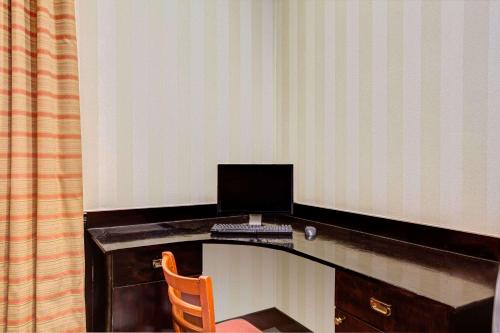 Hillcrest Hotel Near JFK Airtrain - image 4