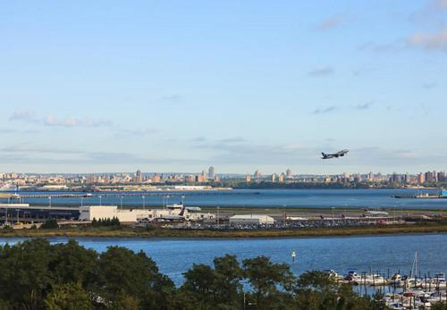 SpringHill Suites by Marriott New York LaGuardia Airport - image 4