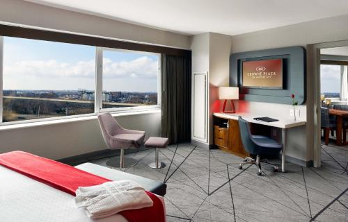 Crowne Plaza JFK Airport New York City an IHG Hotel - image 3