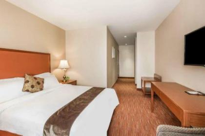 Ramada by Wyndham Flushing Queens - image 2