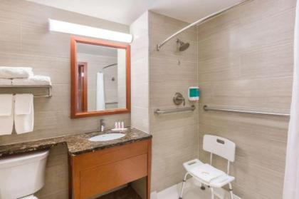Ramada by Wyndham Flushing Queens - image 5