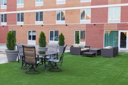 Courtyard by Marriott New York Queens/Fresh Meadows - image 2