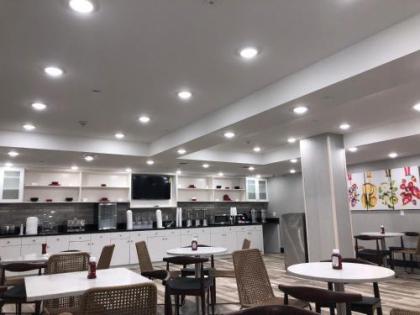 Hotel Ninety Five - JFK Airport - image 3