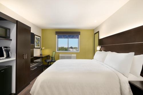 Holiday Inn Express - Jamaica - JFK AirTrain - NYC an IHG Hotel - image 4