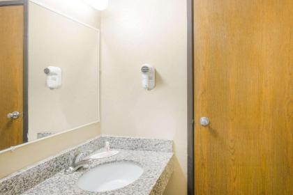 Super 8 by Wyndham Massena NY - image 5