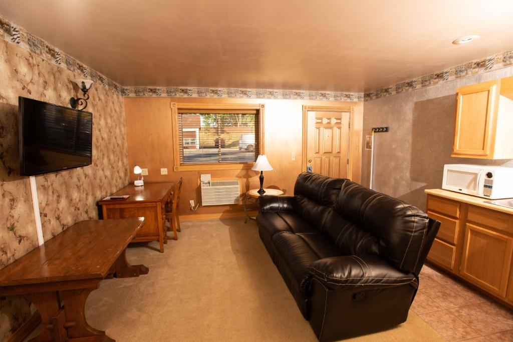 Blue Spruce Motel - main image