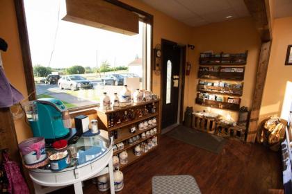 Blue Spruce Motel - image 10