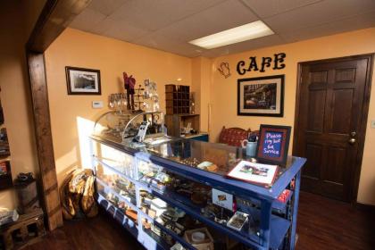 Blue Spruce Motel - image 9