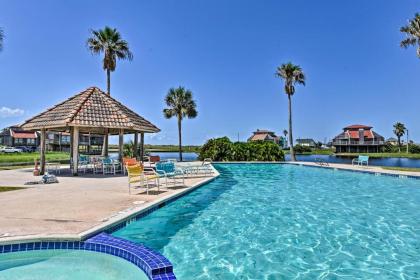 Matagorda Townhome with Deck Views Pool Access - image 1