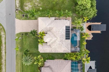 Villa Neptunes Grotto  BRAND NEW with heated Pool Hot tub and dock with tiki