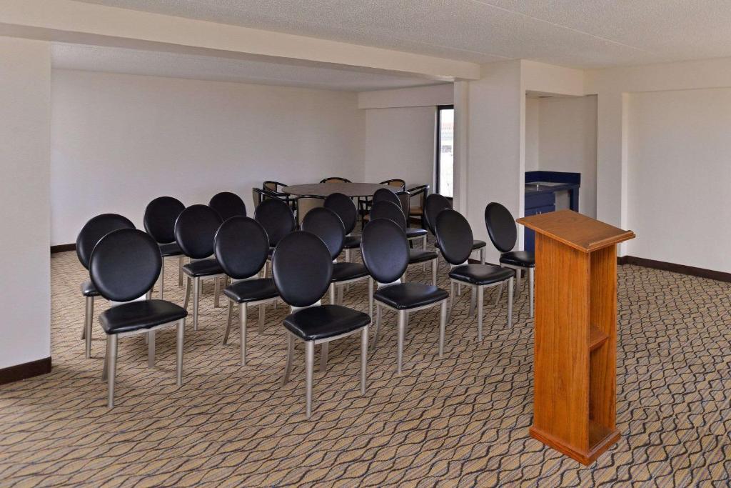 Quality Inn and Suites Matteson - image 3