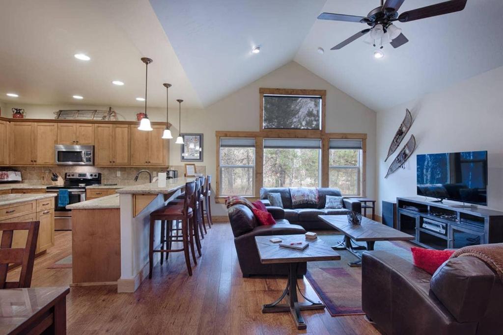 TJ'S MOUNTAIN HAUS by Casago McCall - Donerightmanagement - image 3