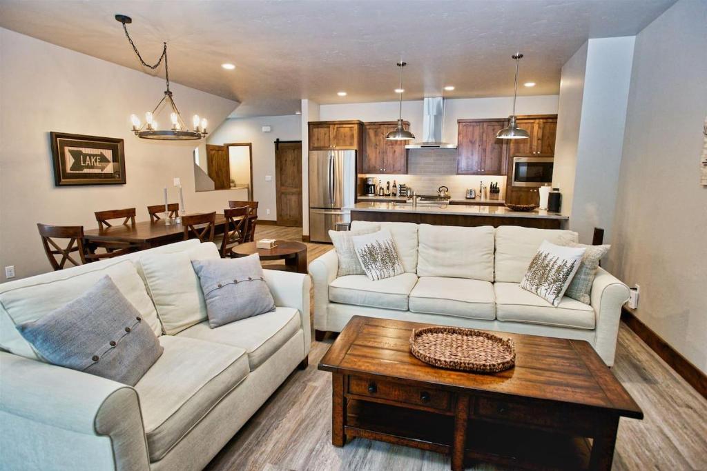 Silverpine Hideaway by Casago McCall - Donerightmanagement - main image