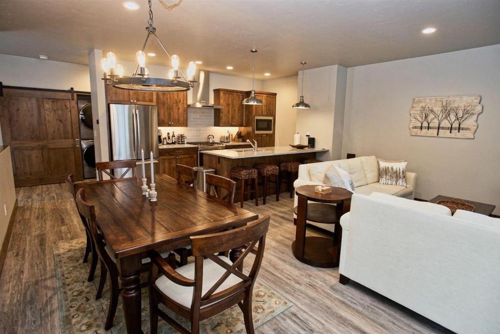 Silverpine Hideaway by Casago McCall - Donerightmanagement - image 2