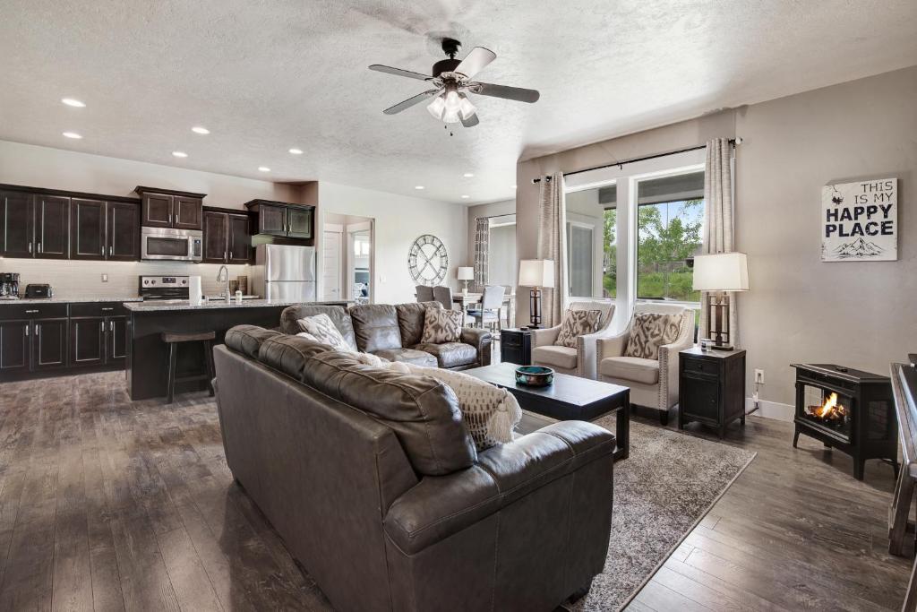 Fox Lane Luxury Home - image 5