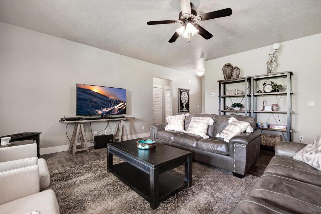 Fox Lane Luxury Home - image 7