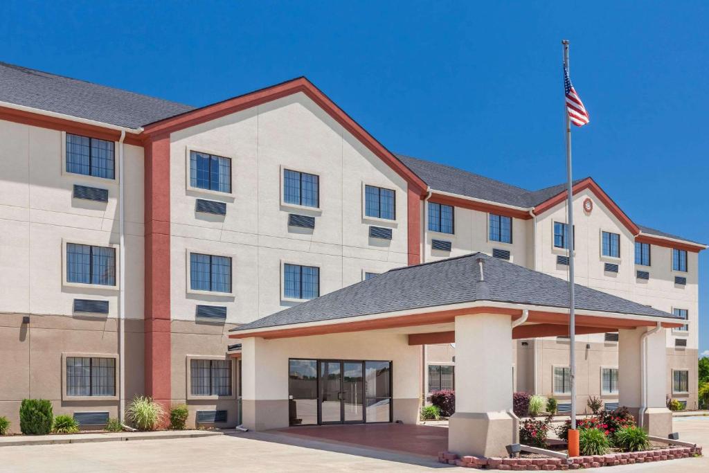 Days Inn & Suites by Wyndham McAlester - main image