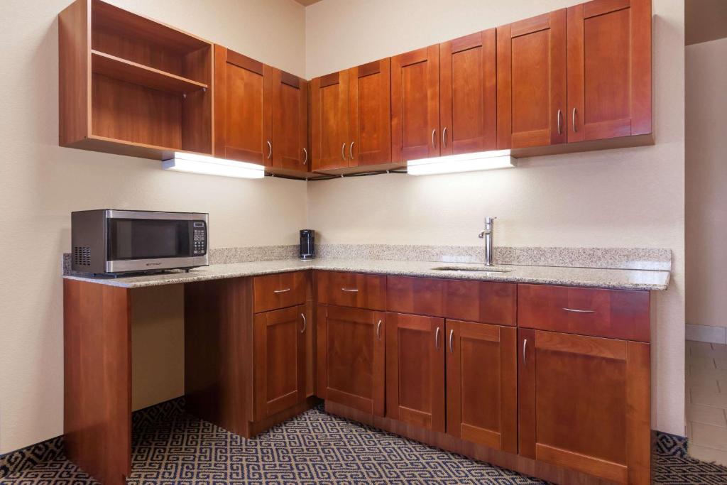 Days Inn & Suites by Wyndham McAlester - image 5
