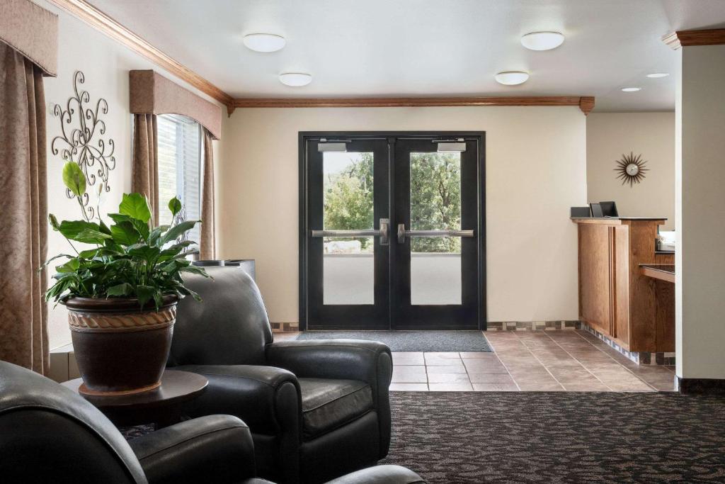 Travelodge by Wyndham McAlester - image 3