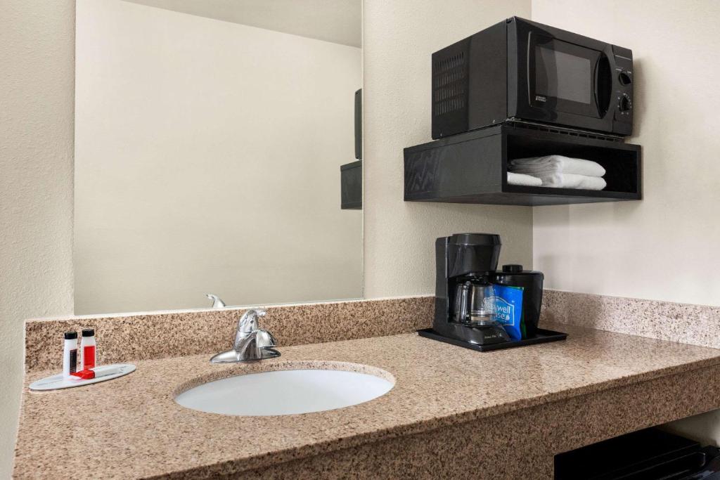 Travelodge by Wyndham McAlester - image 7